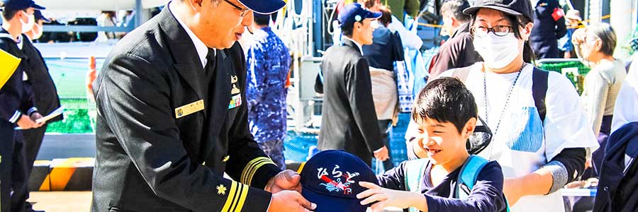 沼津市制100周年記念　8年ぶりに海自掃海艦が入港