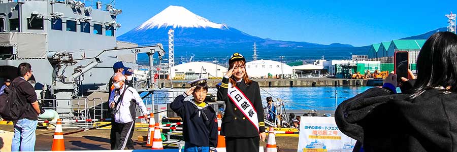輸送艇2号が田子の浦港に入港　絶景の富士山をバックにパチリ