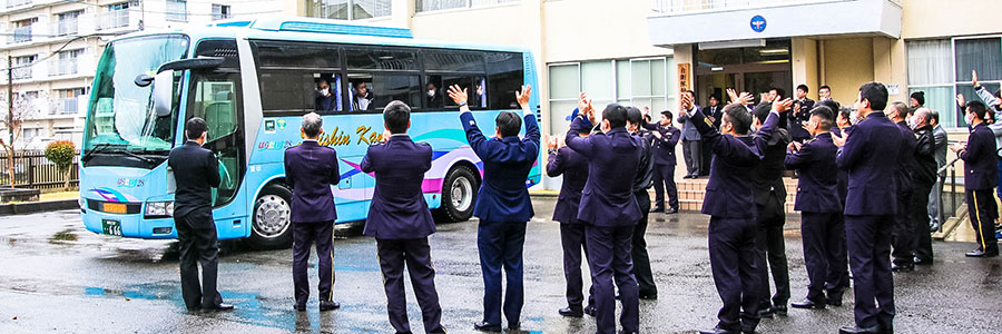 希望を胸に教育隊へ　旅立つ入隊予定者を見送り