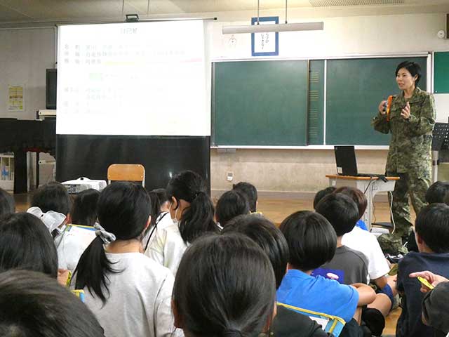 地域の輪　笑顔で繋がる　職業講話