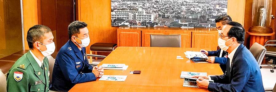 富士・富士宮両市長に防衛白書を説明