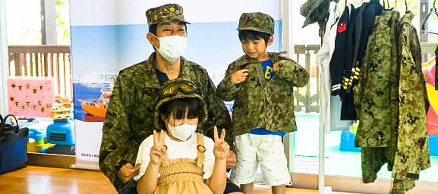 子ども向け制服で記念撮影 チビッ子自衛官誕生