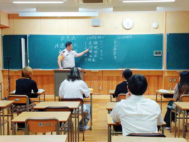 高校生が防災学習で救急法を体験