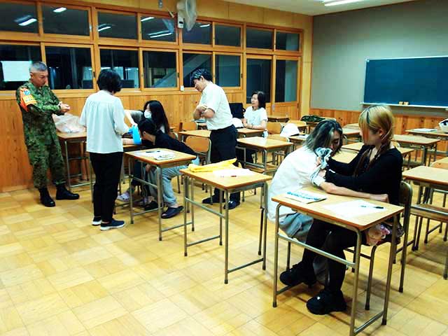 高校生が防災学習で救急法を体験