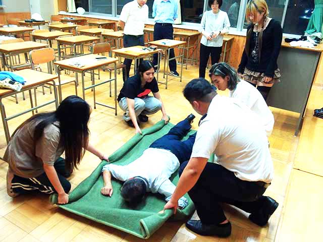 高校生が防災学習で救急法を体験