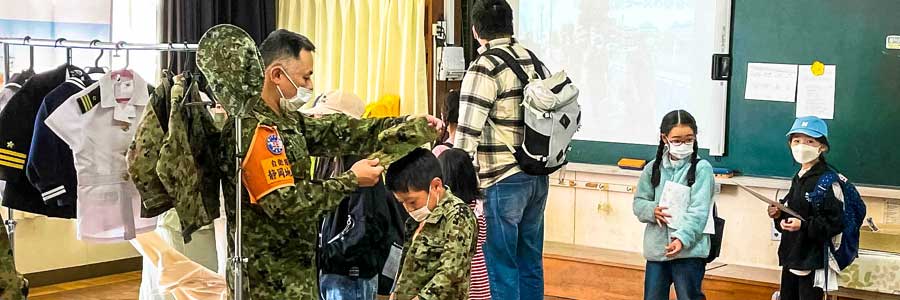 子どもたちが興味津々　黒石小学校で車両展示