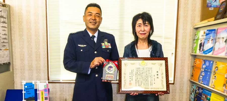 自衛官募集相談員・篠田氏へ感謝状を贈呈