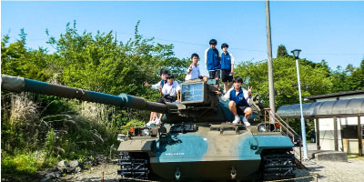 藤枝中学校の学生に自衛隊の職業を体験してもらいました