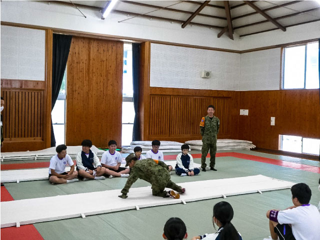 藤枝中学校の学生に自衛隊の職業を体験してもらいました