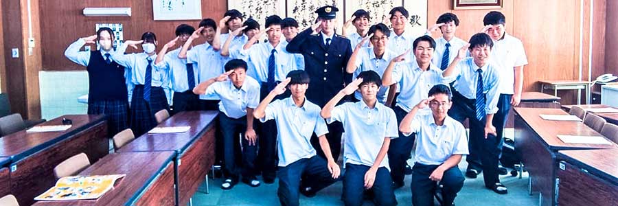 横須賀高校卒業生が制服姿で母校訪問