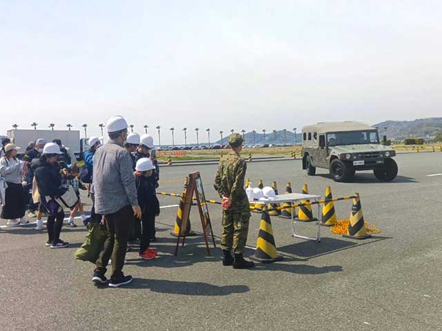 交通安全イベントに自衛隊ブース　車両展示や体験試乗も
