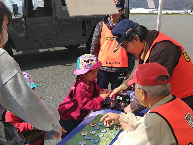 交通安全イベントに自衛隊ブース　車両展示や体験試乗も
