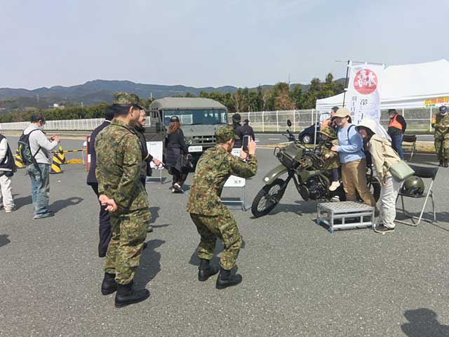 交通安全イベントに自衛隊ブース　車両展示や体験試乗も