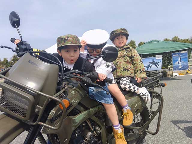 交通安全イベントに自衛隊ブース　車両展示や体験試乗も