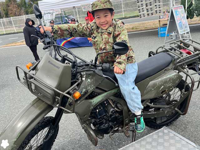 交通安全イベントに自衛隊ブース　車両展示や体験試乗も