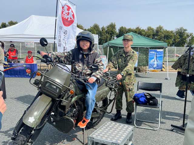 交通安全イベントに自衛隊ブース　車両展示や体験試乗も