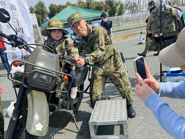 交通安全イベントに自衛隊ブース　車両展示や体験試乗も