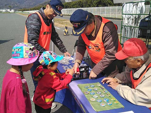 交通安全イベントに自衛隊ブース　車両展示や体験試乗も