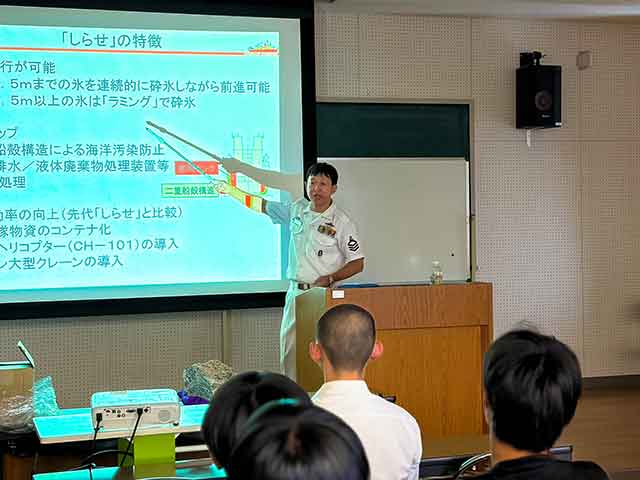 「しらせ」隊員の母校における講演