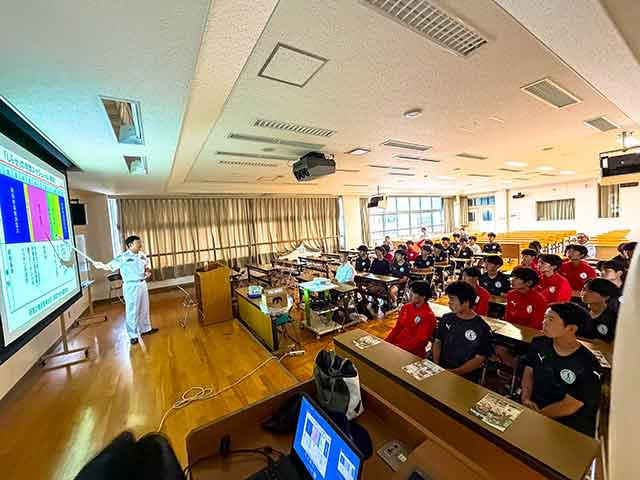 「しらせ」隊員の母校における講演