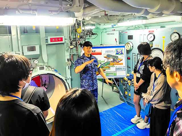 艦長の母校生も参加　潜水艦と潜水艦救難艦特別公開