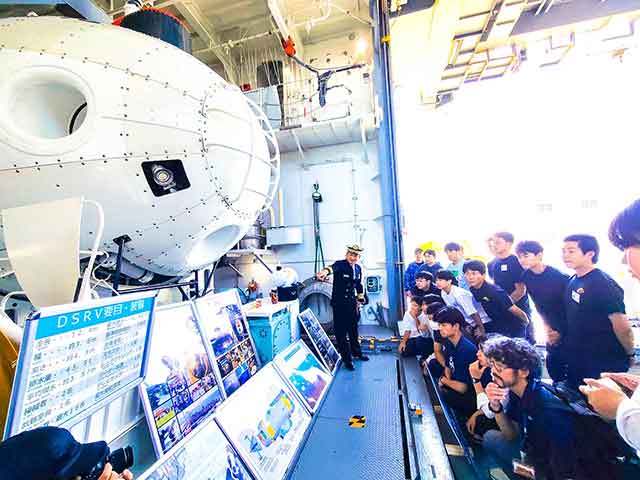 艦長の母校生も参加　潜水艦と潜水艦救難艦特別公開