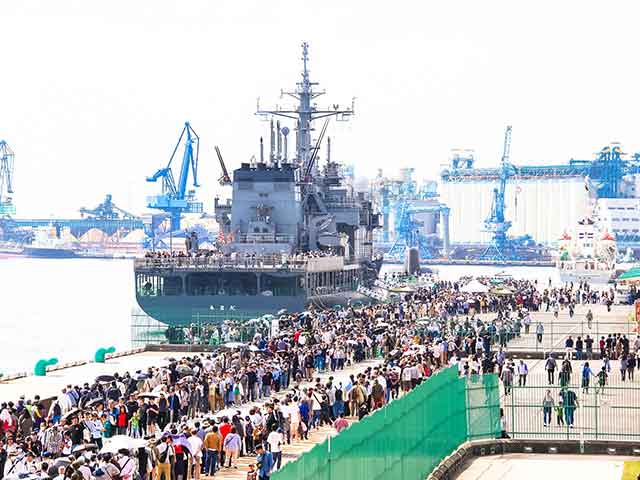 清水港に潜水艦と潜水艦救難艦が初入港　7000人超が来場