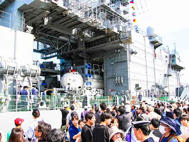 清水港に潜水艦と潜水艦救難艦が初入港　7000人超が来場