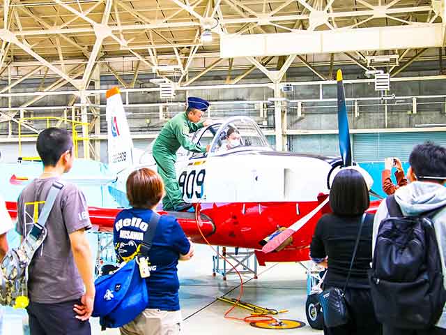 学生らが自衛隊統合防災演習を見学