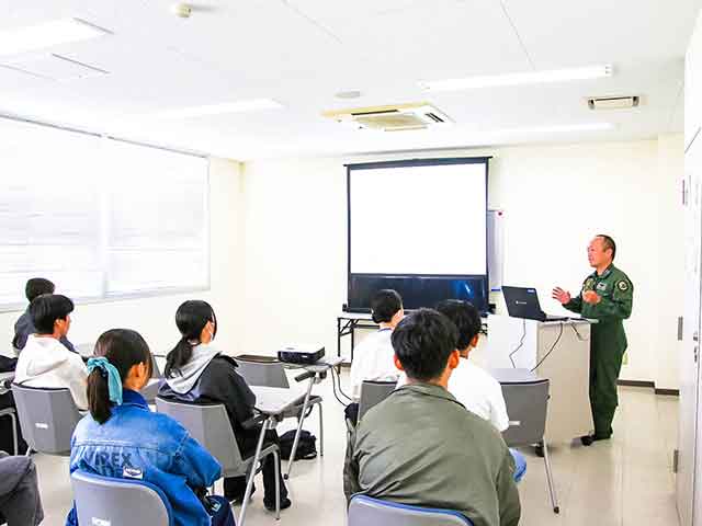 学生らが自衛隊統合防災演習を見学