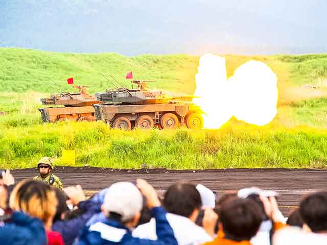 学生らが自衛隊統合防災演習を見学