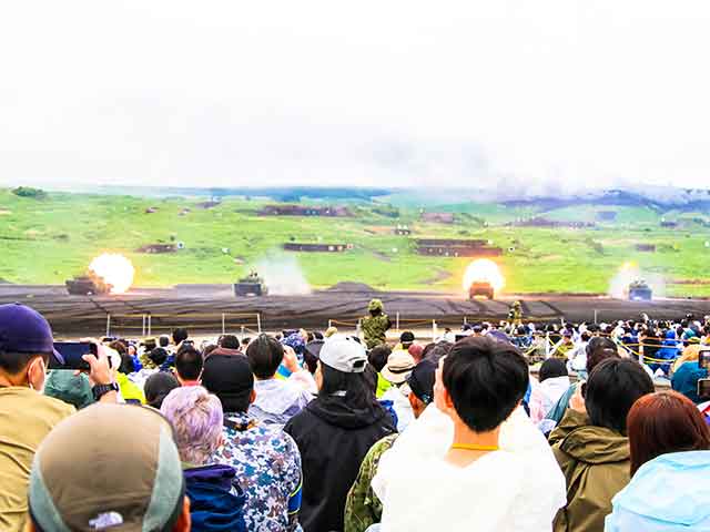 学生らが自衛隊統合防災演習を見学