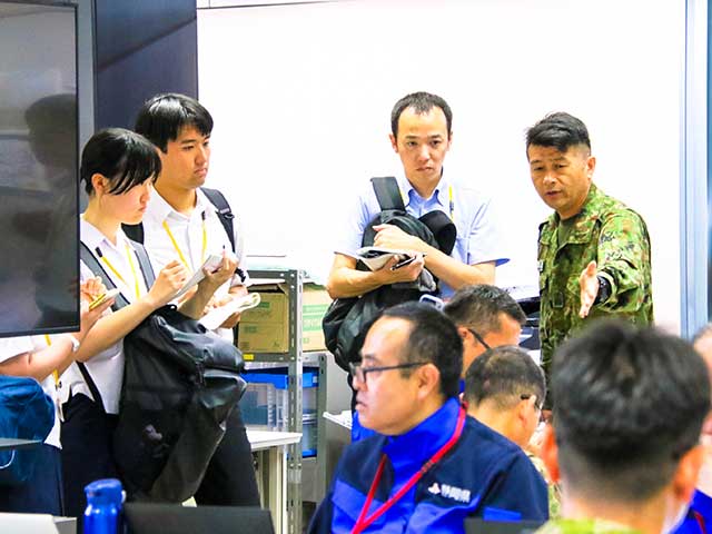 学生らが自衛隊統合防災演習を見学