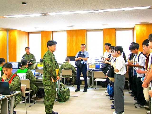 学生らが自衛隊統合防災演習を見学