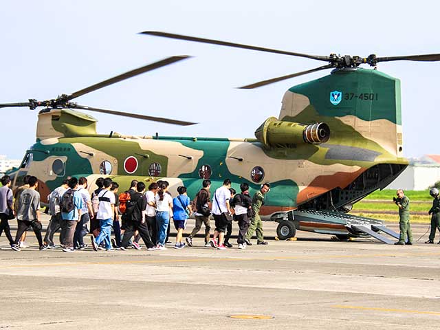学生らが空自輸送ヘリに体験搭乗