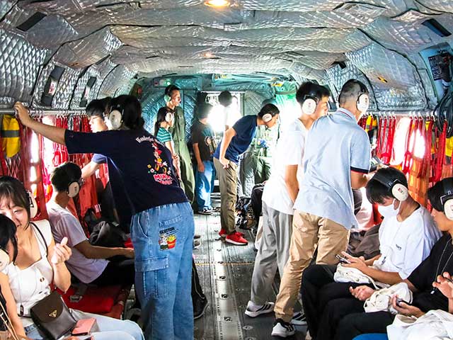学生らが空自輸送ヘリに体験搭乗
