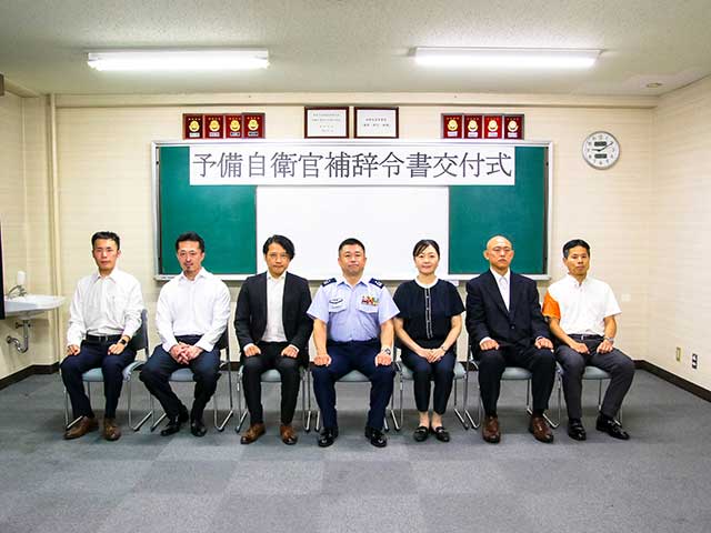 学生らが自衛隊統合防災演習を見学