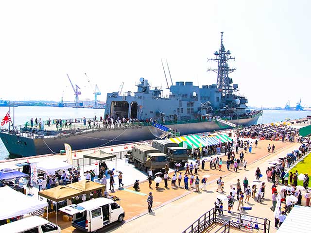 第７７回清水みなと祭りで陸海空自衛隊が展示