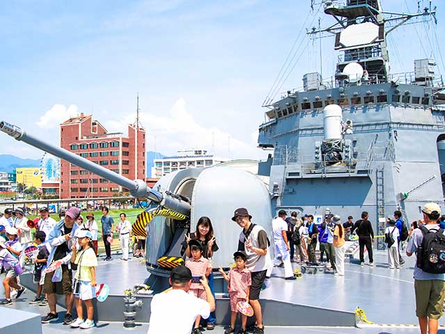 第７７回清水みなと祭りで陸海空自衛隊が展示
