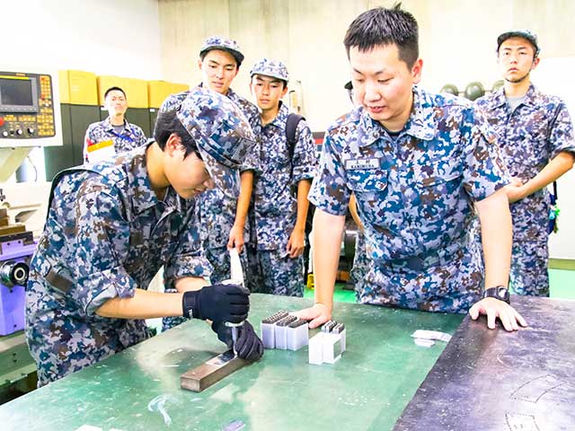 静浜基地で学生らが空自を体感　青少年防衛講座