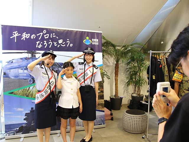 １日地方協力本部長も活躍　清水ホビーショー