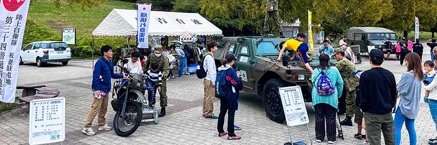 自衛隊車両が大人気　「子どもの遊び王国」で広報活動