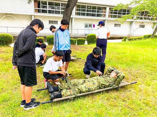 中学生が自衛隊を体験