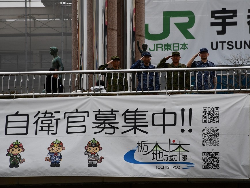 20260401宇都宮駅横断幕設置写真２