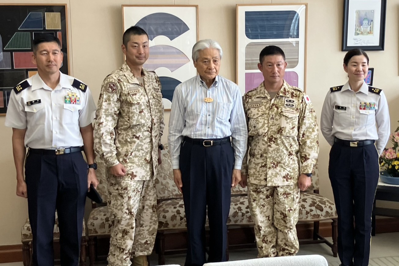 中央即応連隊ジプチへの出国報告　福田知事と写真１
