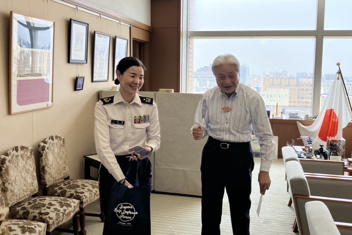 中央即応連隊ジプチへの出国報告　福田知事と写真２