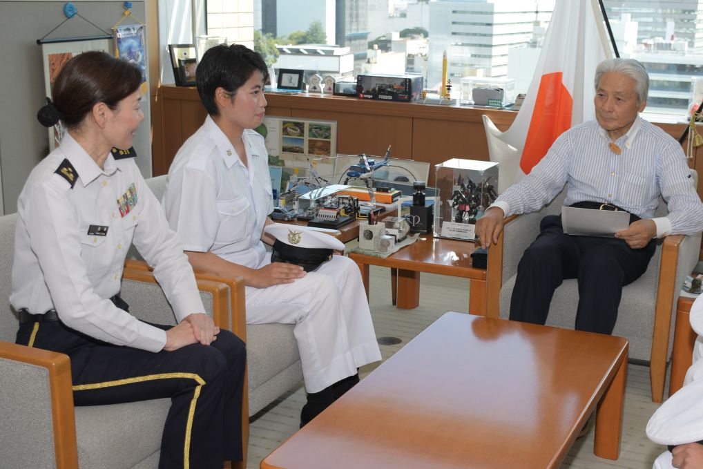 防衛大学校1年生知事表敬写真１