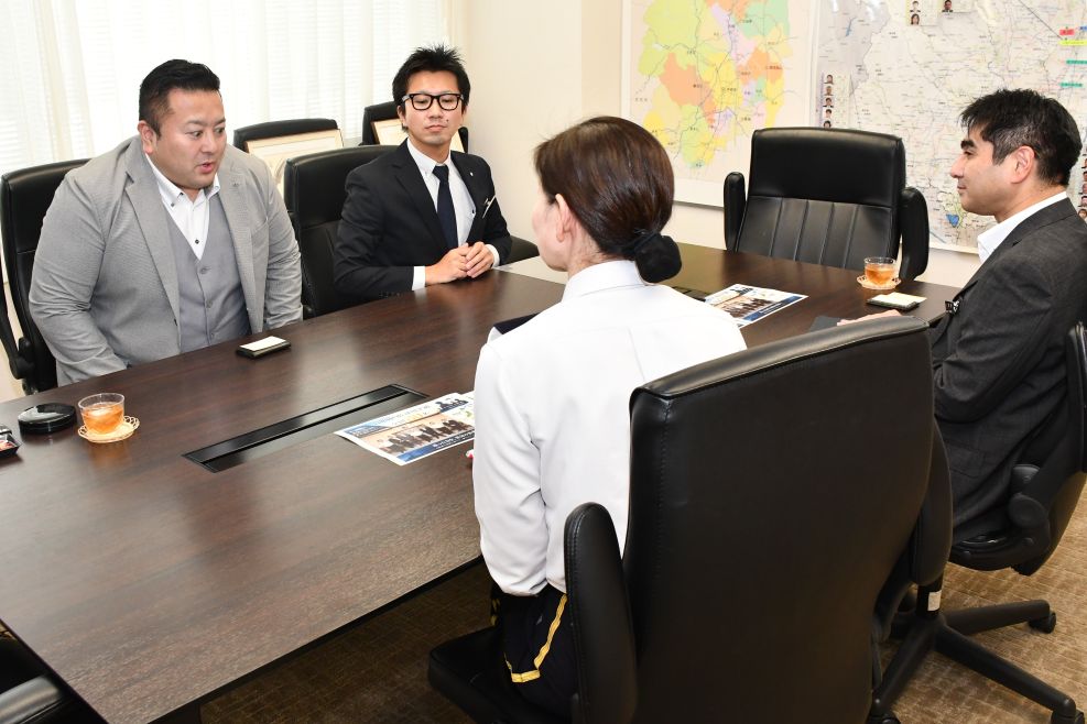 サカイ引越センター表敬受け写真１