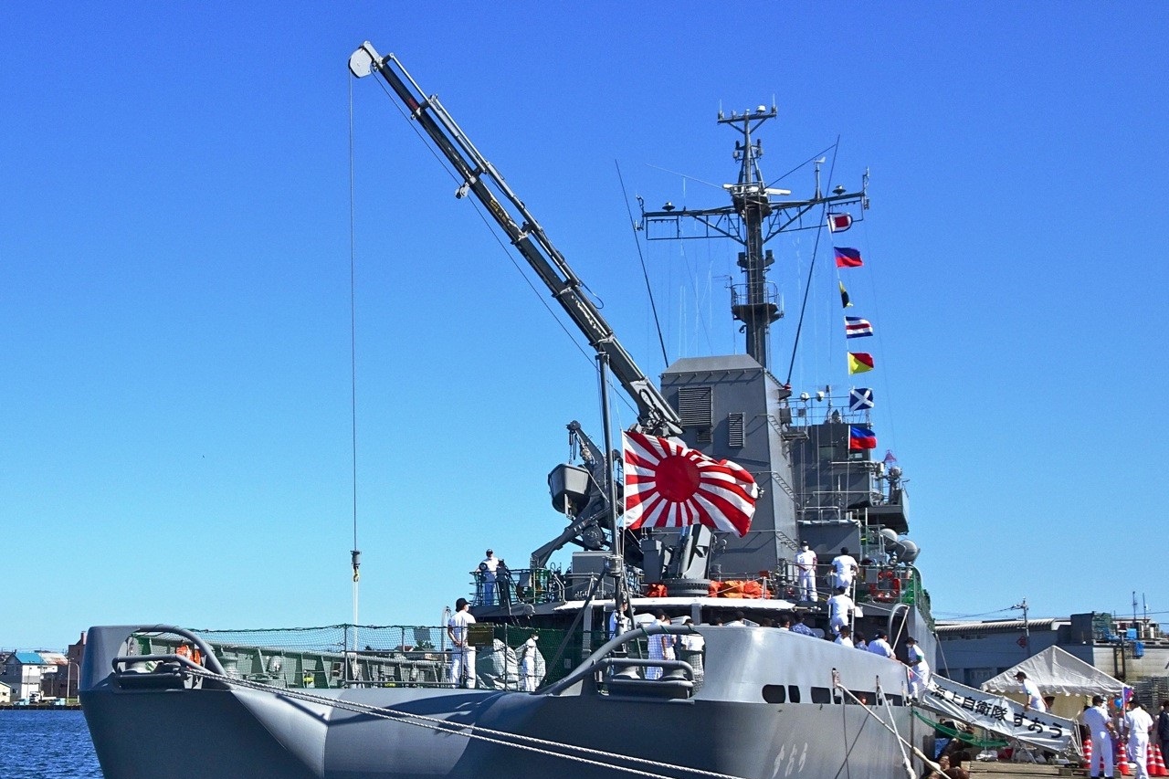 根室港で一般公開された海上自衛隊多用途支援艦「すおう」（AMS-4302）