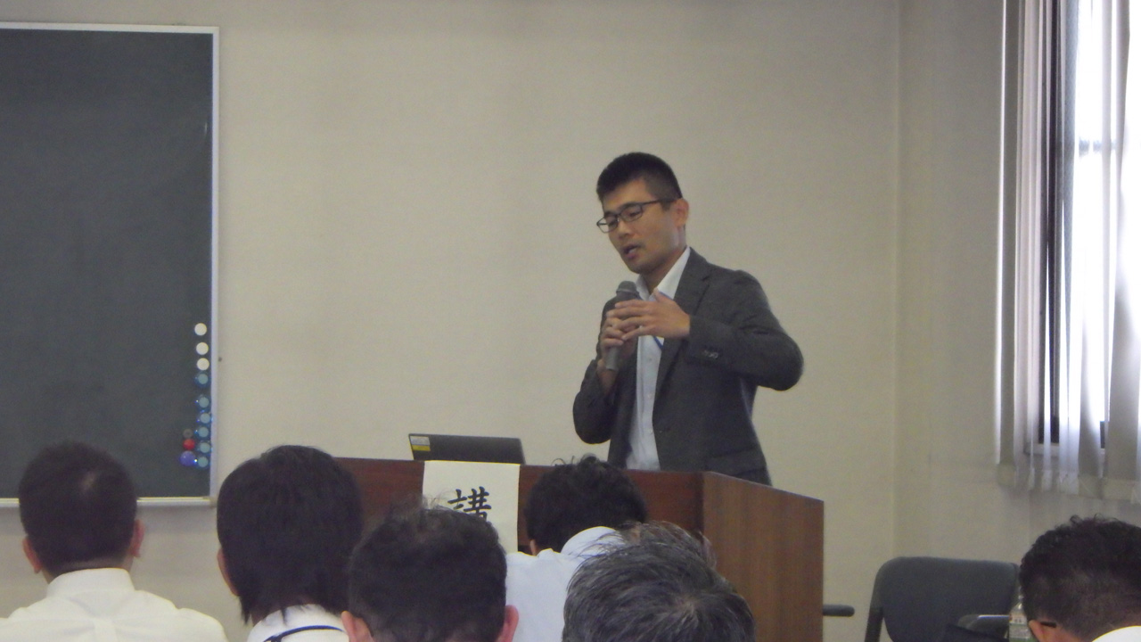 神埼市商工会経営者懇談会において中辻企画部長が講演